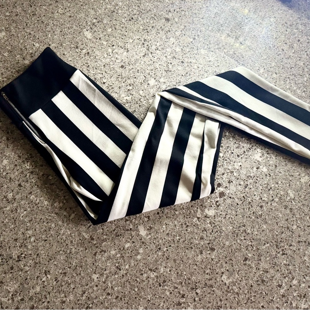 NWT Black and White High-Waisted Leggings with Front Zipper - Size S ⭐⚫⚪